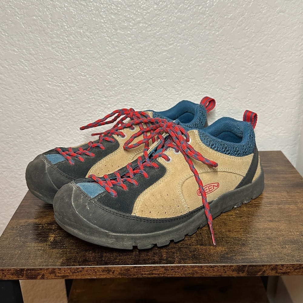 Keen Tan and Black Athletic Shoes hiking shoes with Red Accents #keen #hiking